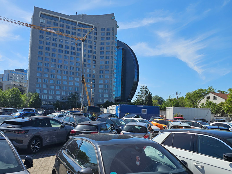 myParken-Parkplatz-neben-dem-Hotel-Redisson-Blu-2 myParken-Parkplatz-neben-dem-Hotel-Redisson-Blu-2
